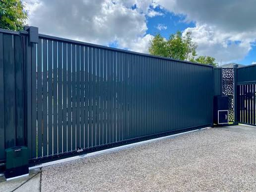 Large automated sliding gate with access-control motor